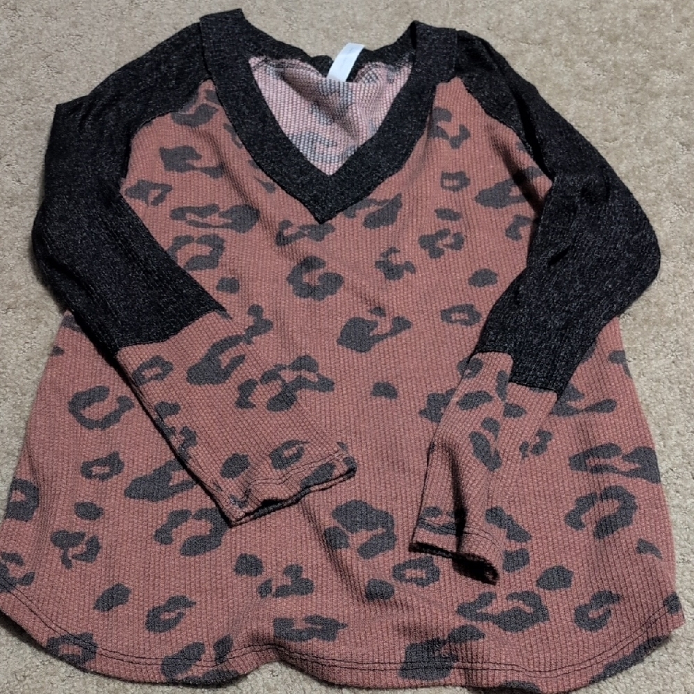 Chic V-Neck Leopard Sweater